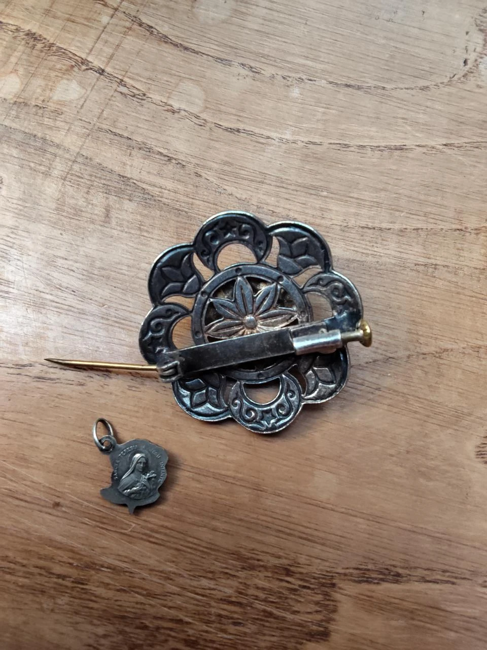 Vintage brooch+ancient religious medal Saint Thérèse – photo 2
